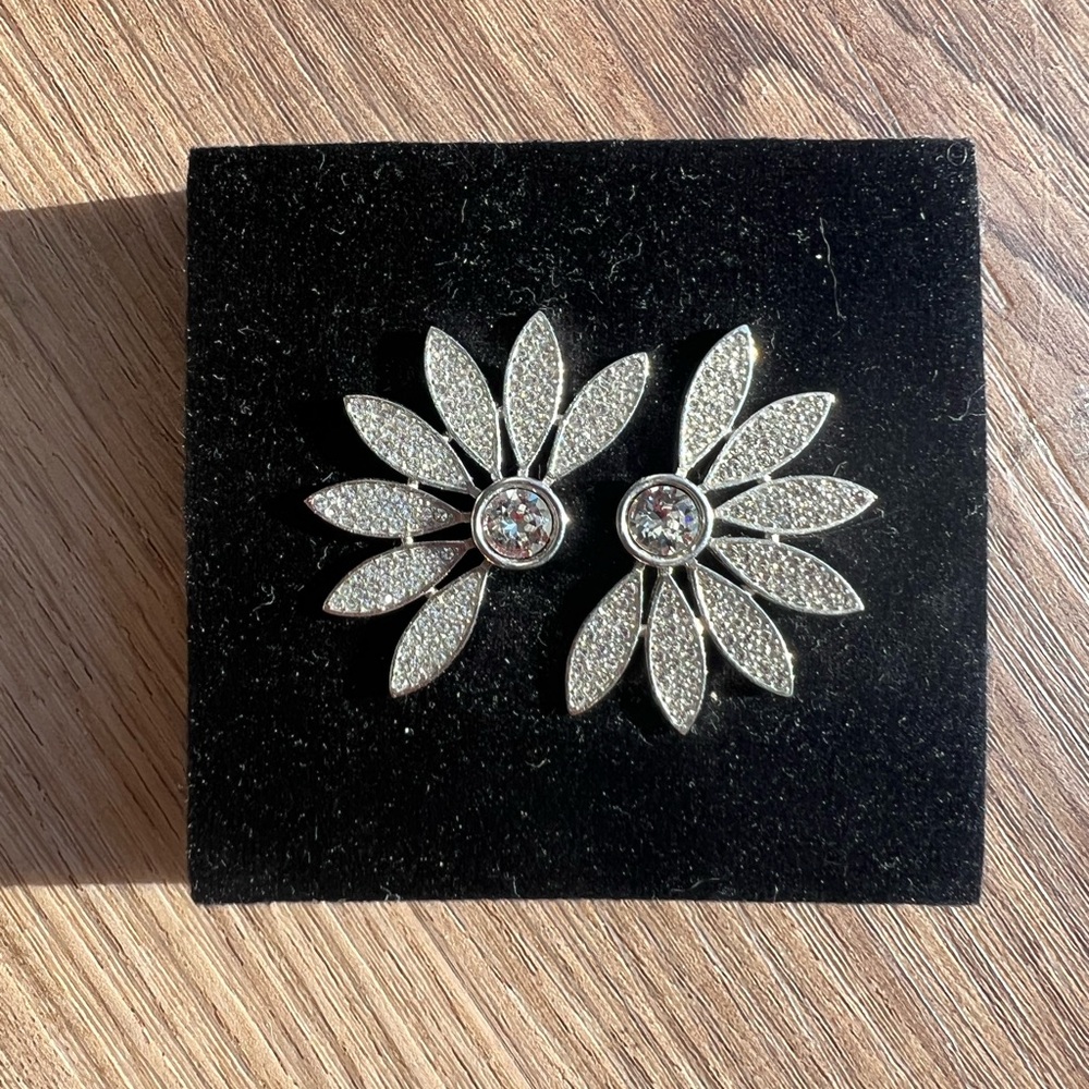 Super sparkly Burberry half daisy silver earrings